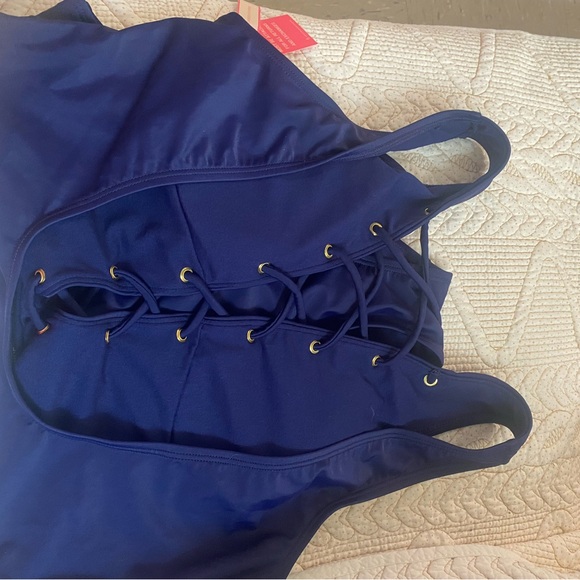 One-piece bathing suit - Picture 5 of 7